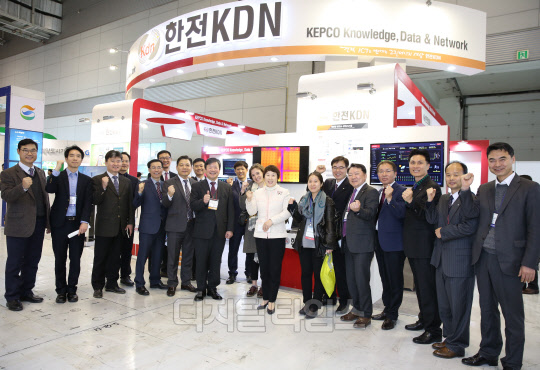 임수경 한전KDN 대표(가운데 흰색)와 임직원들이 지난 15일 광주 김대중컨벤션센터에서 개최된 'SWEET 2017 전시회'에 마련된 회사 부스에서 화이팅을 외치고 있다. 한전KDN 제공